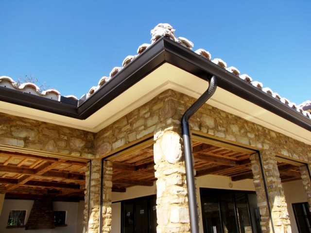 Crown Seamless Gutters & Downspouts South Florida