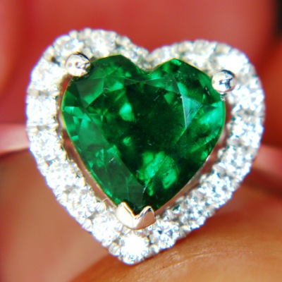 white gold and diamonds with two carat unoiled carats emerald 