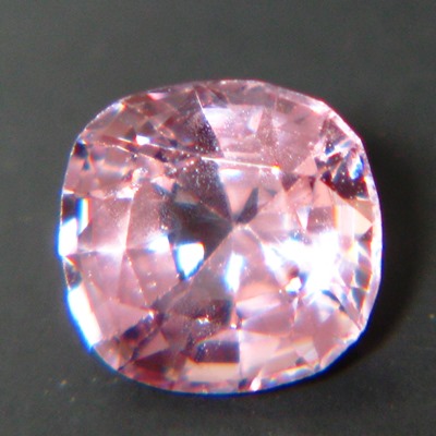 padparadscha spinel in square cushion from Sri Lanka