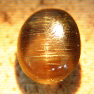 big eight carats oval cabochon cat's eye with silver ray colors in untreated natural from Sri Lanka 