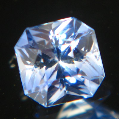 light blue yellow zoned precision cut extra brilliant sapphire from Ceylon, unheated and natural, no